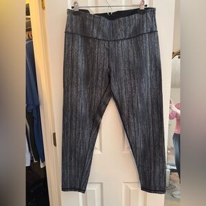 Victoria's Secret Sport Black Gray Gold Patterned Crop Leggings XL